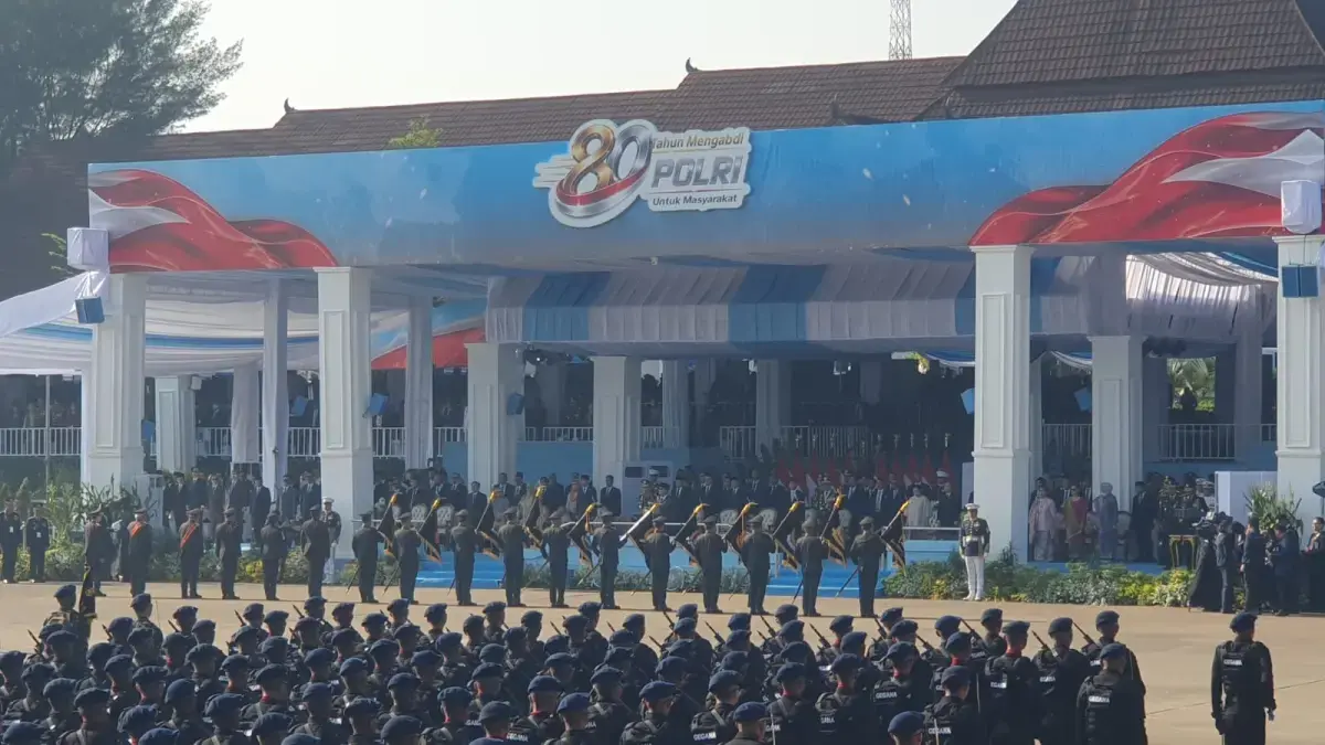 Presiden Prabowo Subianto memberikan tanhor kepada satuan dan personel Polri dalam Peringatan Hari Bhayangkara ke-80 di Satlat Brimob, Cikeas, Bogor, Jabar, pada Rabu (1/7). (JawaPos.com)