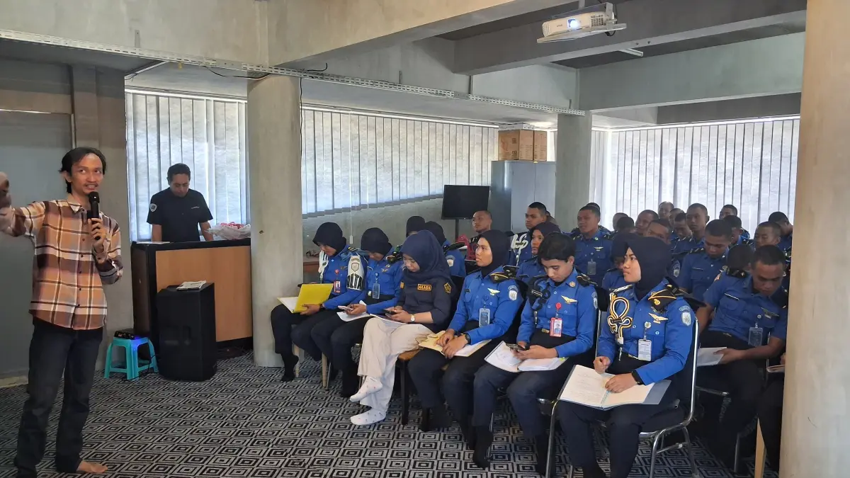 Puluhan taruna Akademi Kelautan Banyuwangi mengikuti kunjungan belajar ke Jawa Pos Radar Banyuwangi. (Mayang Dwi Febrianti untuk Radar Banyuwangi)