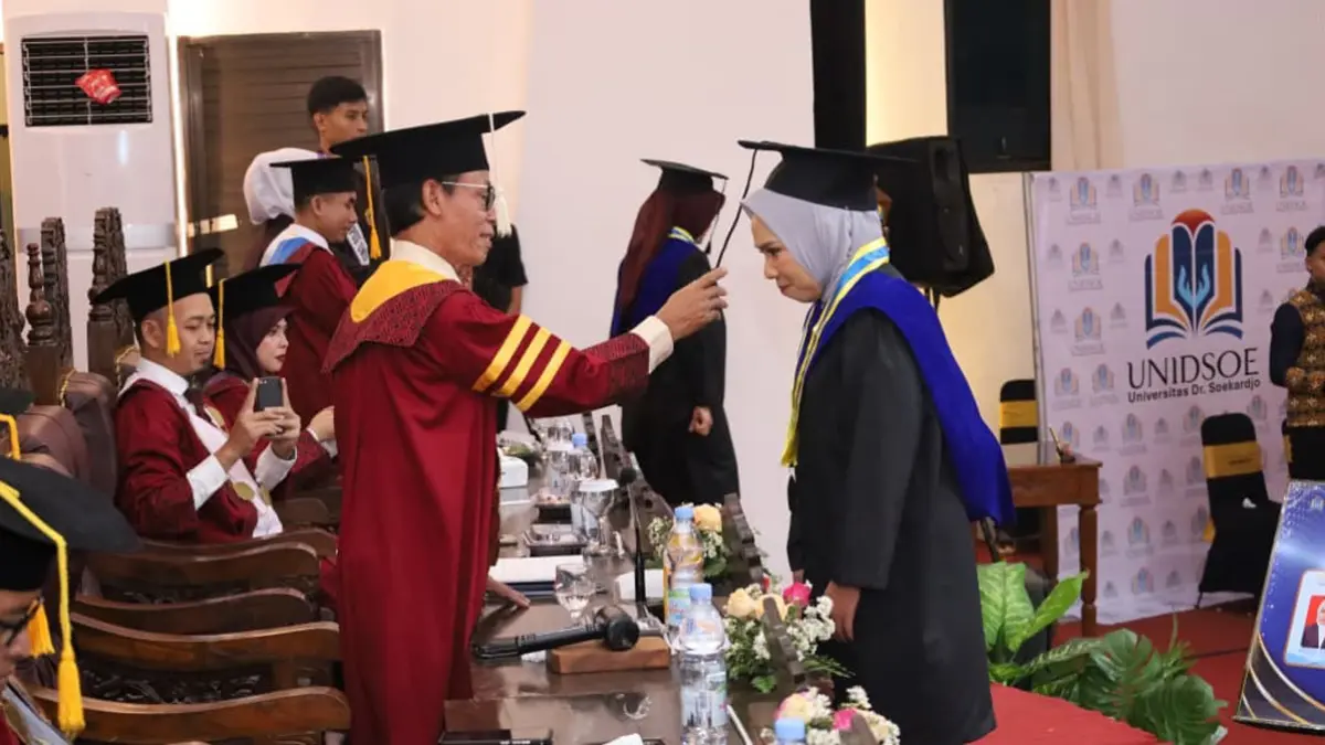 SAKRAL: Pemindahan kuncir sarjana oleh Rektor Unidsoe Dr Soekardjo. (Unidsoe for Radar Banyuwangi)