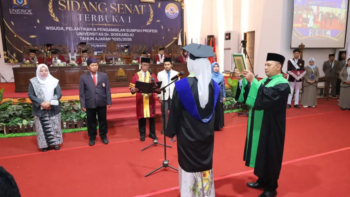 SIAP MENGABDI: Prosesi pengambilan sumpah kepada mahasiswa diploma dan profesi disaksikan oleh masing-masing organisasi profesi seperti PATELKI, PAFI, PPPNI dan IBI. (Unidsoe for Radar Banyuwangi)