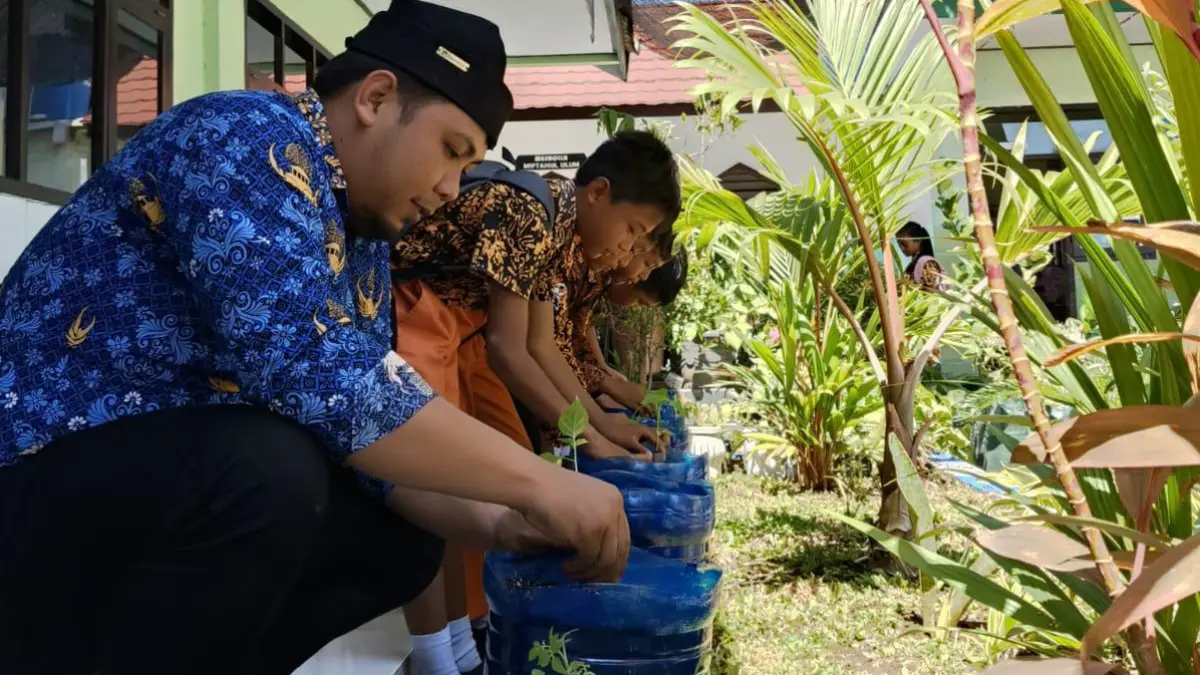 Siswa SD Negeri 3 Karangrejo belajar cara merawat tanaman dan lingkungan. (SDN 3 Karangrejo for Radar Banyuwangi)