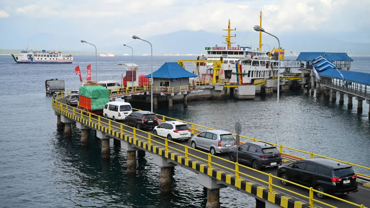 Sudah hampir sepekan ini arus kendaraan di Pelabuhan Ketapang menuju Bali tidak terjasdi kemacetan. (Ramada Kusuma/Radar Banyuwangi)