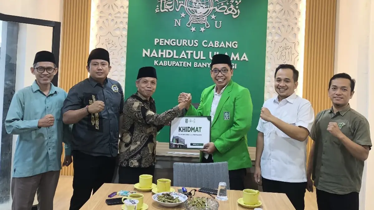 Pengurus PKB Banyuwangi yang dipimpin Zaki Mubarok berkunjung ke Kantor PCNU Banyuwangi, Kamis (2/7). Mereka diterima Ketua PCNU H Achmad Turmudzi, H Sekretaris Moh Bisri Musthofa, Bendahara H Junaedi, dan Wakil Ketua H Guntur Al Badri. (Alaika for Radar Banyuwangi)