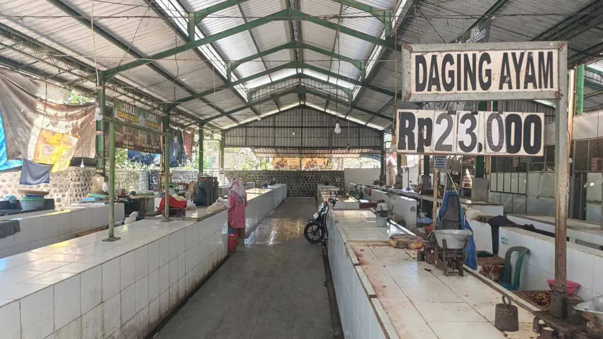 ANJLOK: Harga daging ayam di Pasar Srono turun dari Rp 30 ribu menjadi Rp 23 ribu per kilogram, Kamis (2/7). (Zamrozi Wahyu/Radar Banyuwangi)
