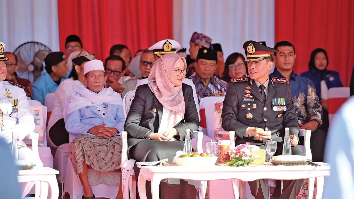 Bupati Ipuk Fiestiandani bersama Kapolresta Kombespol Rofiq Ripto Himawan saat menghadiri upacara Harti Bhayangkara ke-80 di Taman Blambangan pada Rabu (1/7). (Humas Pemkab Banyuwangi)