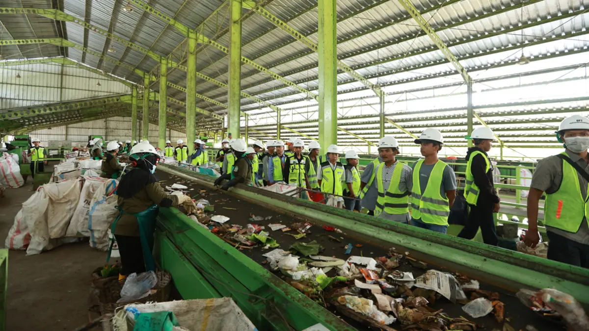 ILUSTRASI: Pekerja memilah sampah di TPS Balak, Kecamatan Songgon beberapa waktu lalu. Pembangunan TPS Kertosari yang juga diproyeksi menyerap tenaga kerja dari kalangan warga sekitar bakal dimulai pagi ini (3/7). (Ramada Kusuma/Radar Banyuwangi)