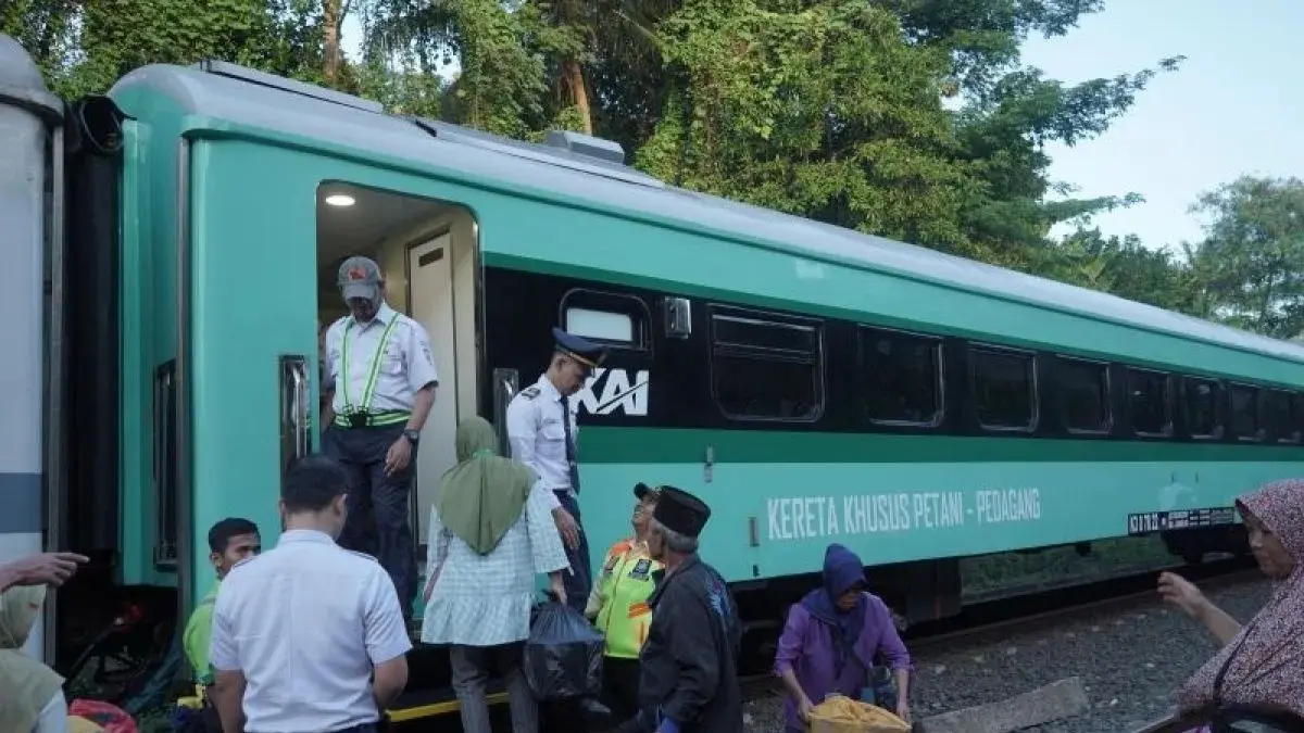 Kereta Petani Pedagang KAI di lintas Rangkasbitung–Merak melayani 26.074 pelanggan sepanjang Semester I 2026. (Antara)