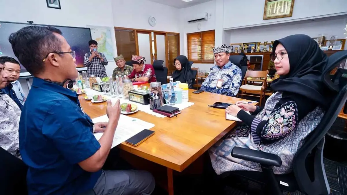 KOLABORASI: Kepala BNNK Banyuwangi Kombespol Rachmat Kurniawan beraudensi dengan Bupati Ipuk Fiestiandani terkait inovasi Greeting-Closing P4GN di kantor Pemkab Banyuwangi, Kamis (2/7). (BNNK for Radar Banyuwangi)
