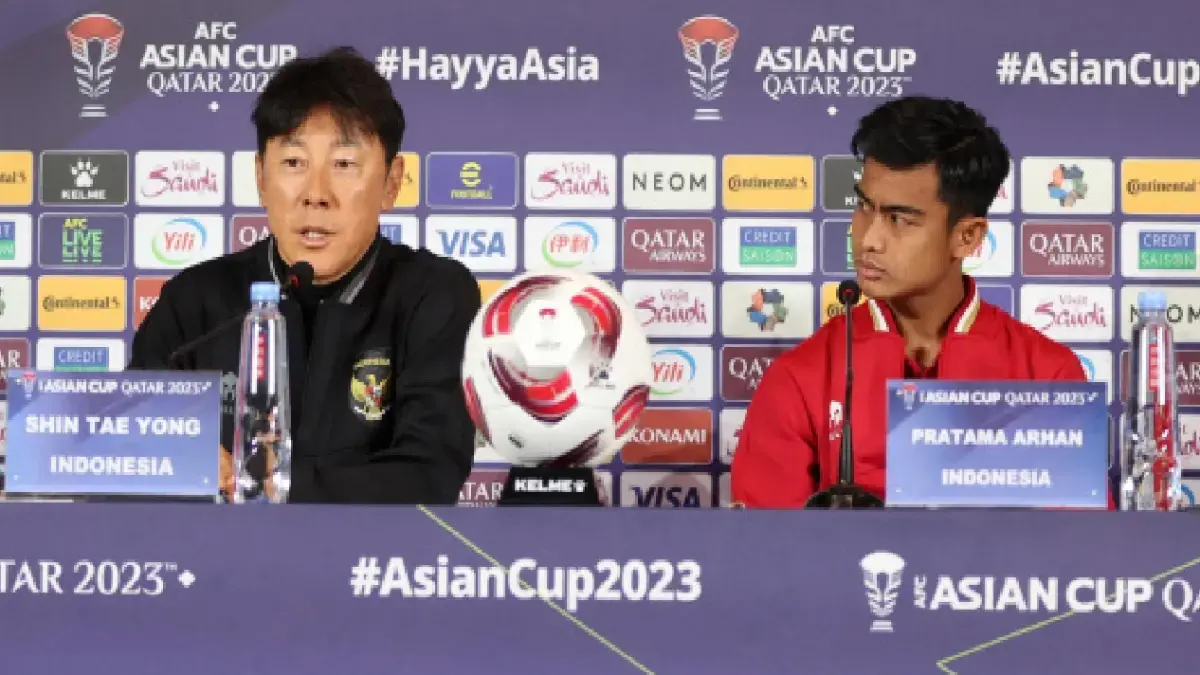 Mantan pelatih Timnas Indonesia Shin Tae-yong (kiri) dan bek kiri Pratama Arhan saat sesi konfrensi pers. (Dok. PSSI)