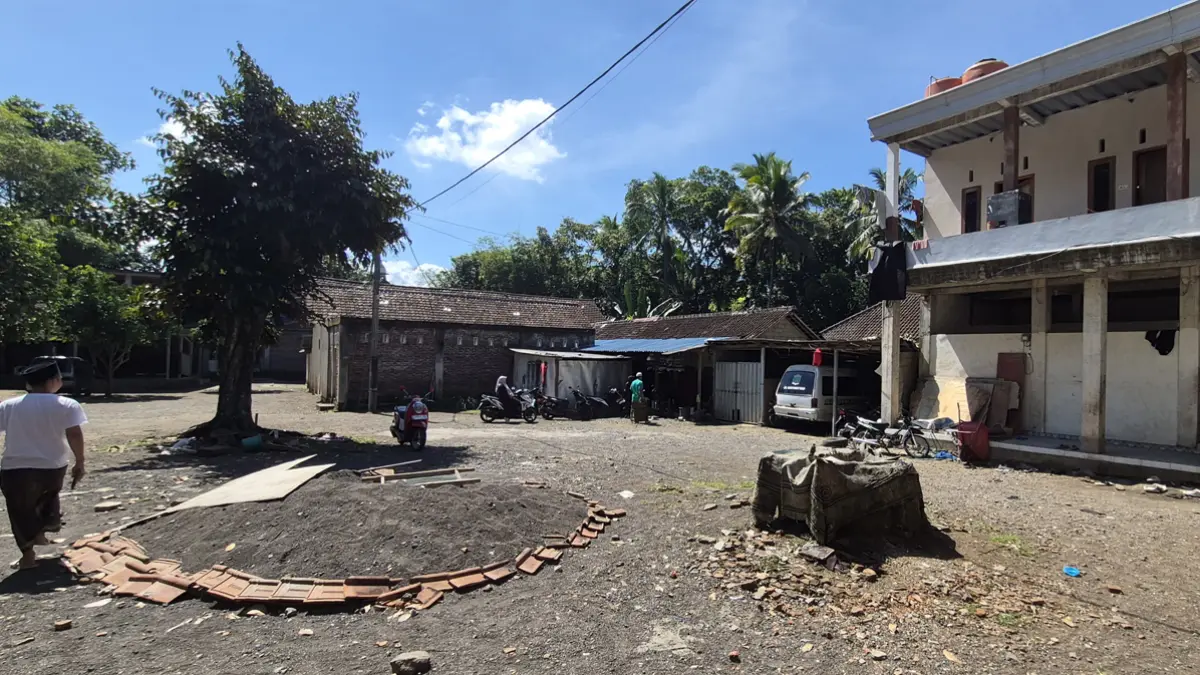 MASIH NORMAL: Suasana salah satu pondok pesantren yang pengasuhnya terlibat dugaan pidana asusila di Desa/Kecamatan Sempu tampak lengang pada, Kamis siang (2/7). (Salis Ali/Radar Banyuwangi)
