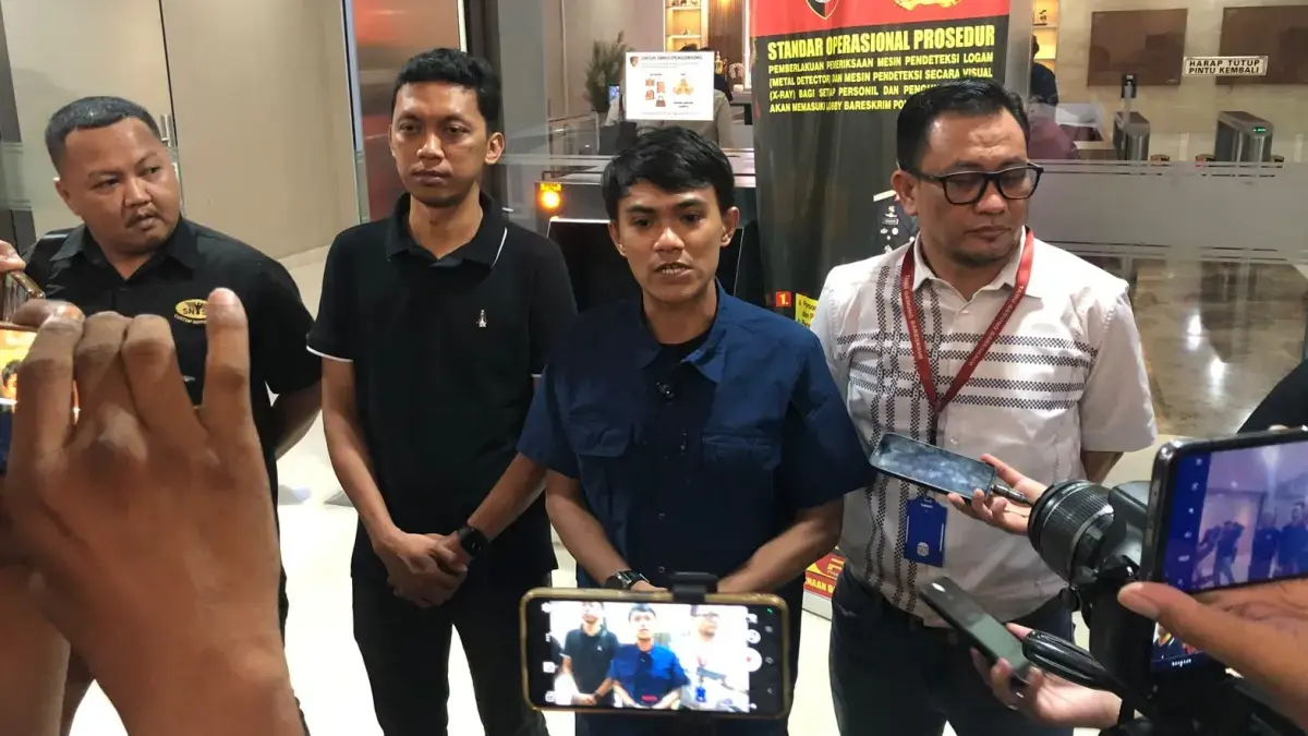 Muallim Bahar selaku kuasa masyarakat Gowa mengadukan proses angket DPRD Gowa terhadap bupati Gowa ke Bareskrim Polri pada Kamis (2/7). (Sahrul Yunizar/JawaPos.com)