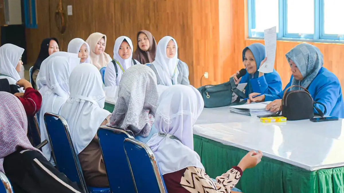 Panitia menjelaskan surat perjanjian kepada orang tua/wali calon santri baru Pondok Pesantren Salafiyah Syafi