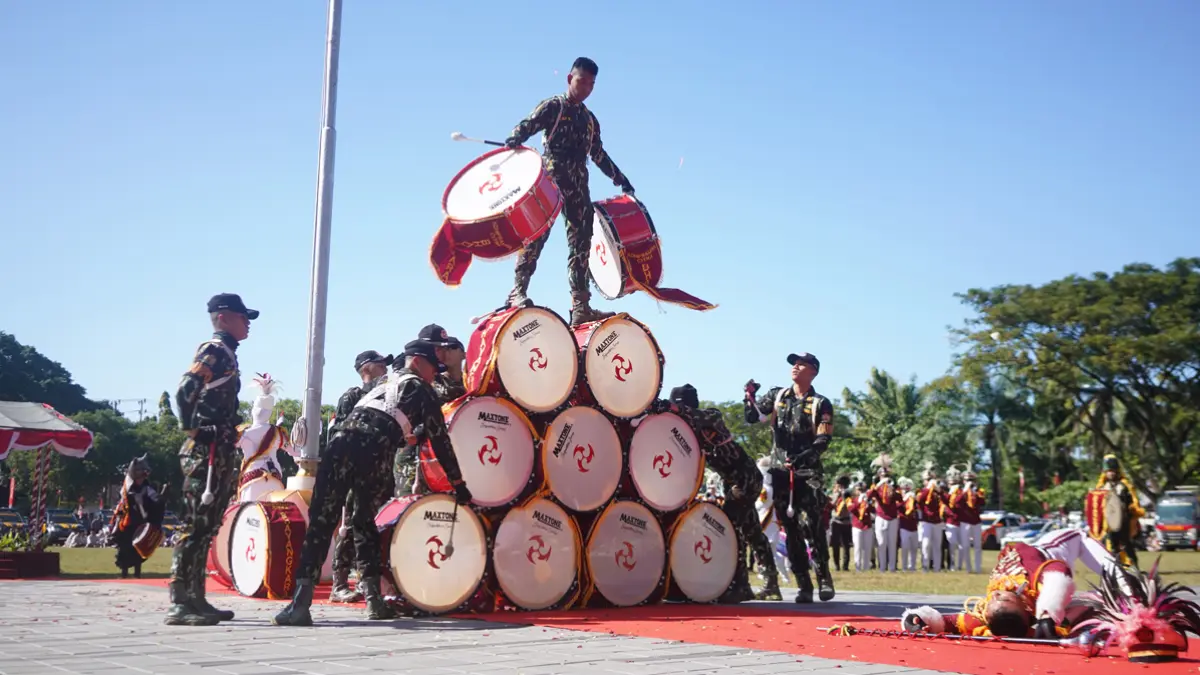 Penampilan spektakuler Drum Corps (DC) Adhipramana Citra Bhayangkara Smadatara Jatim dalam upacara Hari Bhayangkara ke-80 di Taman Blambangan, Banyuwangi, Rabu (1/7). (Samadatara for Radar Banyuwangi)