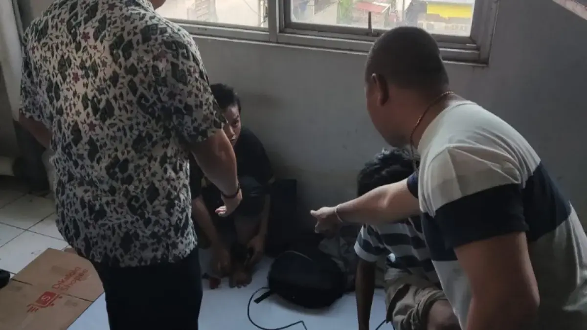 Polisi saat melakukan penggerebekan terhadap tiga pekerja percetakan di kawasan Bungur, Senen, Jakarta Pusat, yang alami penyekapan. (Istimewa)