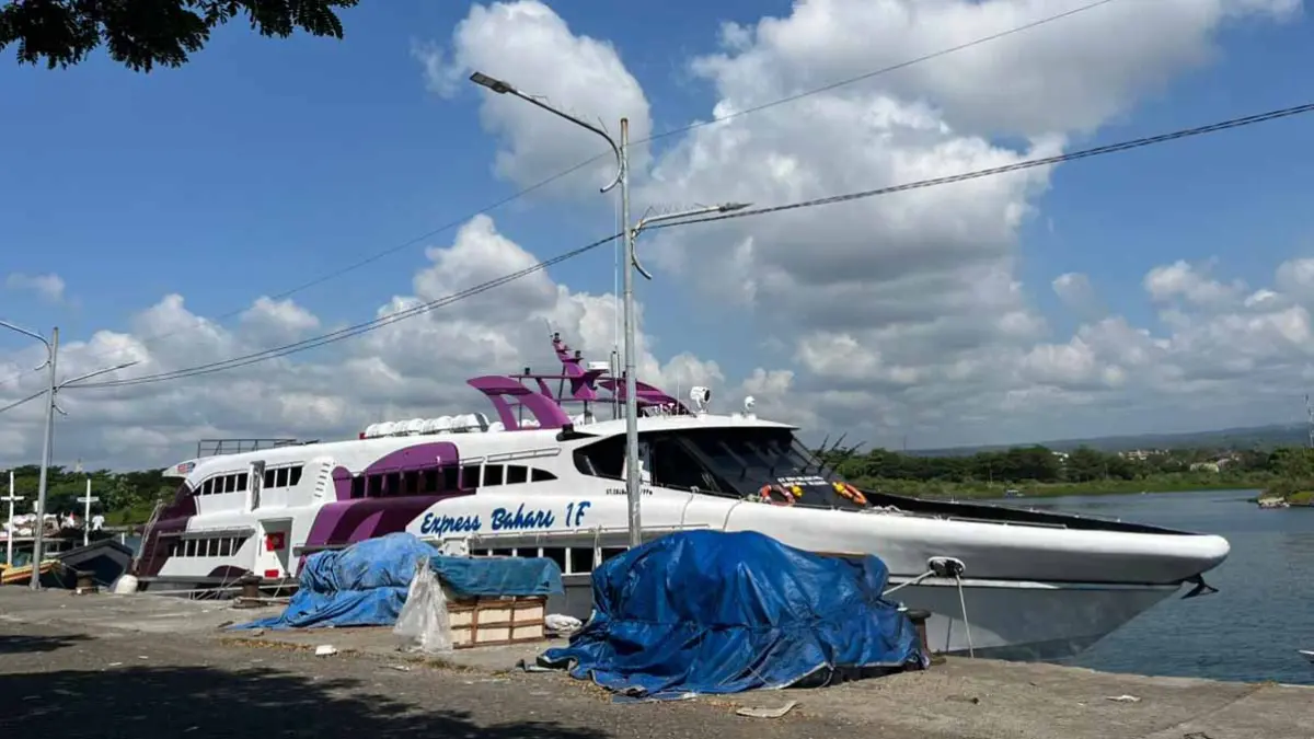 STOP OPERASI: Kapal cepat Express Bahari rute Banyuwangi-Denpasar yang sandar di Pelabuhan Boom tidak beroperasi lagi sejak Kamis (2/7). (Fredy Rizki/Radar Banyuwangi)