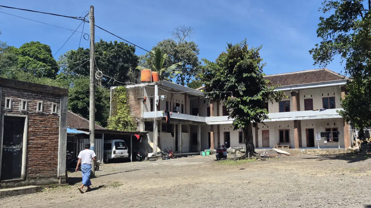 Suasana salah satu pondok pesantren yang pengasuhnya terlibat dugaan pidana asusila di Desa/Kecamatan Sempu tampak lengang pada, Kamis siang (2/7). (Salis Ali/Radar Banyuwangi)