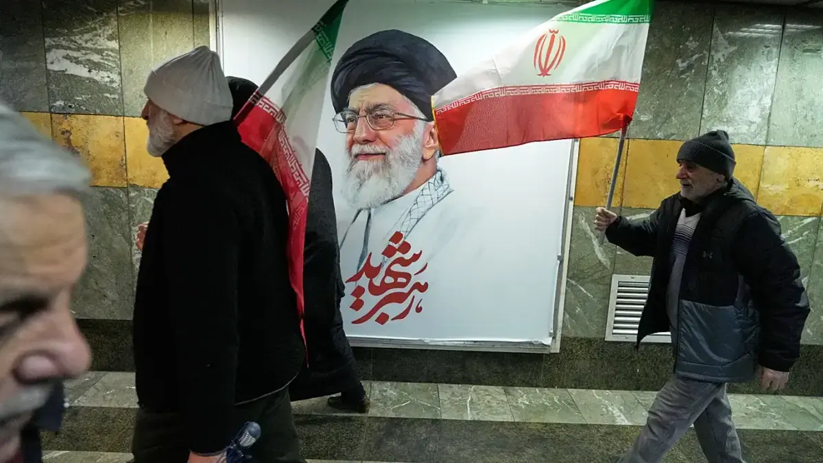 JELANG PEMAKAMAN : Jenazah Ayatollah Ali Khamenei tiba di Grand Mosalla Teheran.(Foto:Jawa Pos)