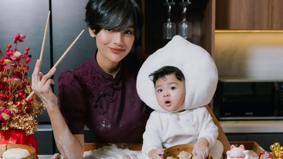KONDISI KESEHATAN : Erika Carlina merespons komentar netizen soal mata putranya baby Enduw.(Instagram:eri.carl)