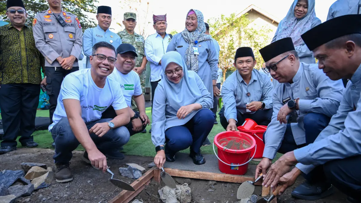 Bupati Ipuk Fiestiandani, Wabup Mujiono, Sekkab Suyanto Waspo Tondo Wicaksono, Plt Kepala DLH Bayu Hadiyanto, dan Senior Program Manager Project STOP Banyuwangi Hijau Lintong Manik melakukan peletakan batu pertama TPS3R Kertosari, Jumat (3/7). (Ramada Kusuma/Radar Banyuwangi)