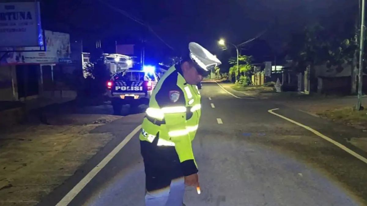 Anggota Satlantas Polresta Banyuwangi melakukan olah TKP di jalan raya Lijen, Desa Banjarsari, Kecamatan Glagah, Jumat (3/7). (Foto: Satlantas Polresta Banyuwangi)