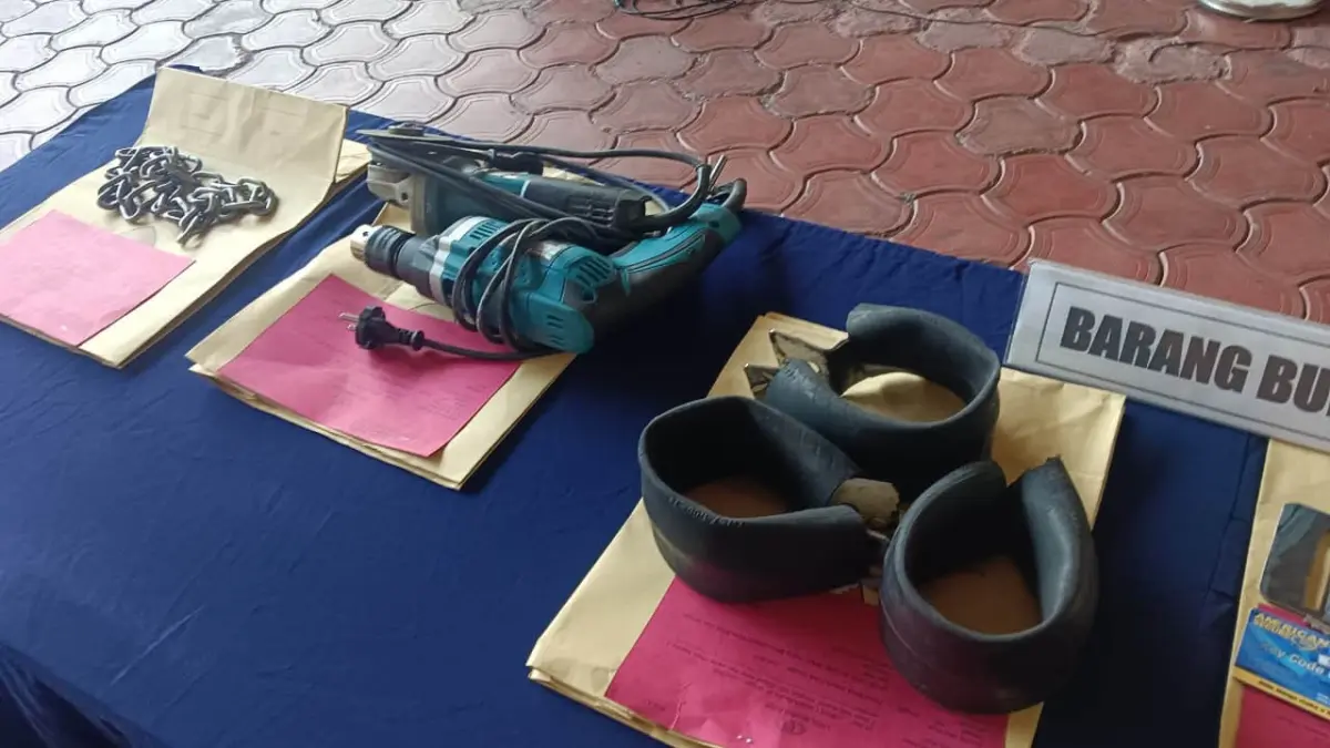 Barang bukti kasus dugaan penyekapan, pemerasan, dan penganiayaan terhadap karyawan di Percetakan Mau Print, Bungur, Senen, Jakarta Pusat. (humas.polri.go.id)