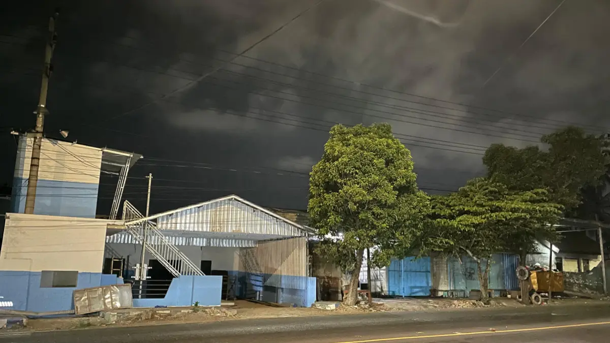 BELUM BEROPERASI: Bangunan yang diduga akan dimanfaatkan sebagai gedung SPPG dibangun tidak jauh dari TPS di Kelurahan Penataban, Kecamatan Giri. (Ramada Kusuma/Radar Banyuwangi)
