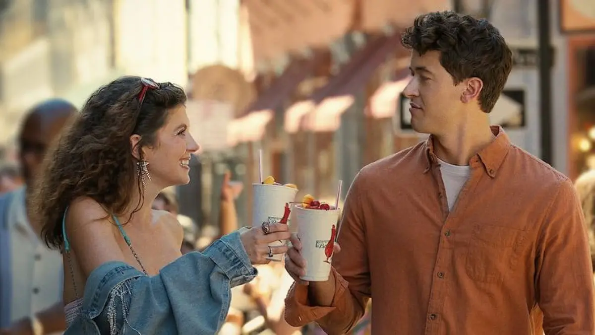 Chemistry kuat antara Emily Bader dan Tom Blyth dalam film komedi romantis People We Meet on Vacation. (Tangkapan Layar Netflix)