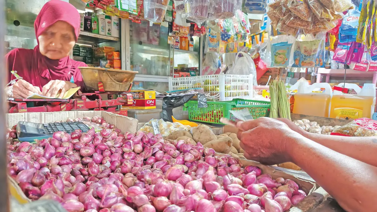 DONGKRAK INFLASI: Pedagang menjajakan bawang merah di Pasar Srono pada pertengahan Juni lalu (11/6). (Zamrozi Wahyu/Radar Banyuwangi)