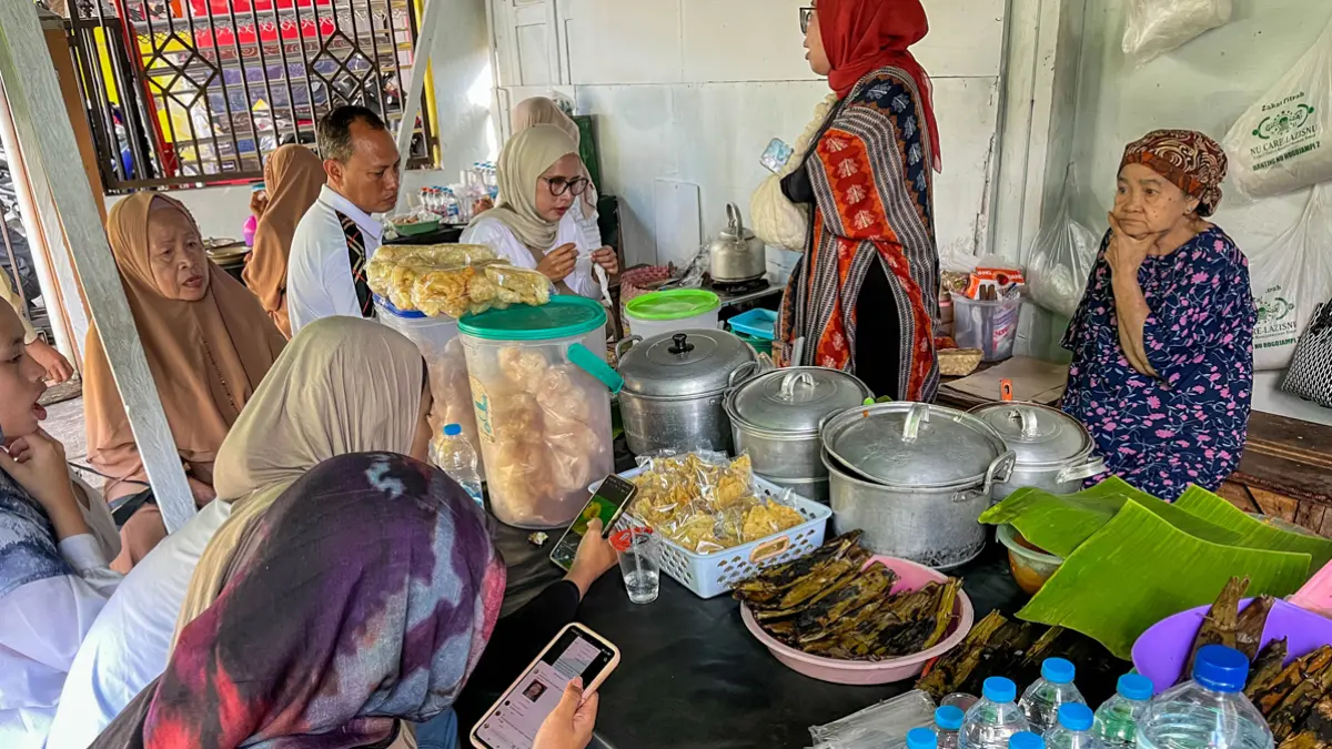 JOSJIS: Pelanggan menikmati sego cawuk Bu Mantih. Perpaduan nasi, kuah santan, parutan kelapa muda, dan jagung bakar menambah gurihnya sego cawuk. (Ramada Kusuma/Radar Banyuwangi)