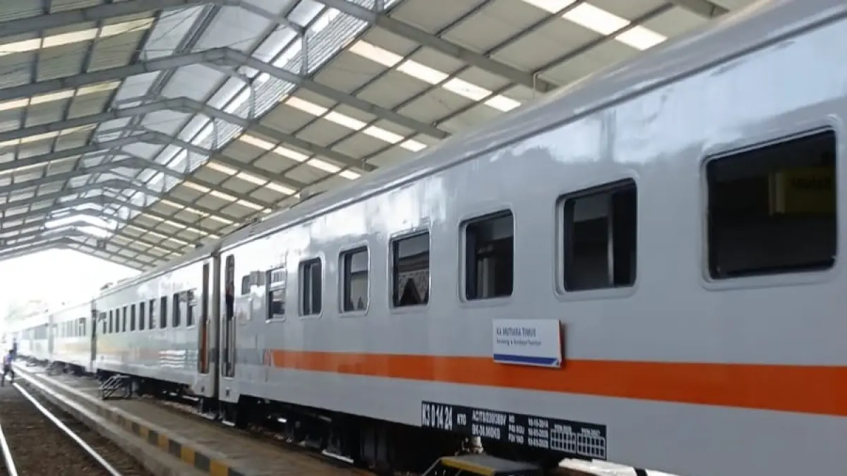 KA Mutiara Timur berhenti di Stasiun Kalisetail, Banyuwangi. (Daafi untuk Radar Banyuwangi)
