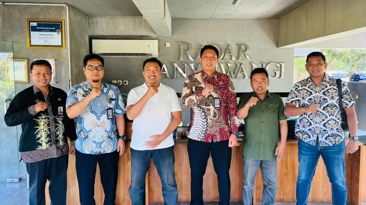 Kalapas Kelas II A Banyuwangi Solichin (tiga dari kanan) bersama para pejabat Lapas berkunjung ke kantor Jawa Pos Radar Banyuwnagi, Jumat (3/7). (Bagus Rio/Radar Banyuwangi)