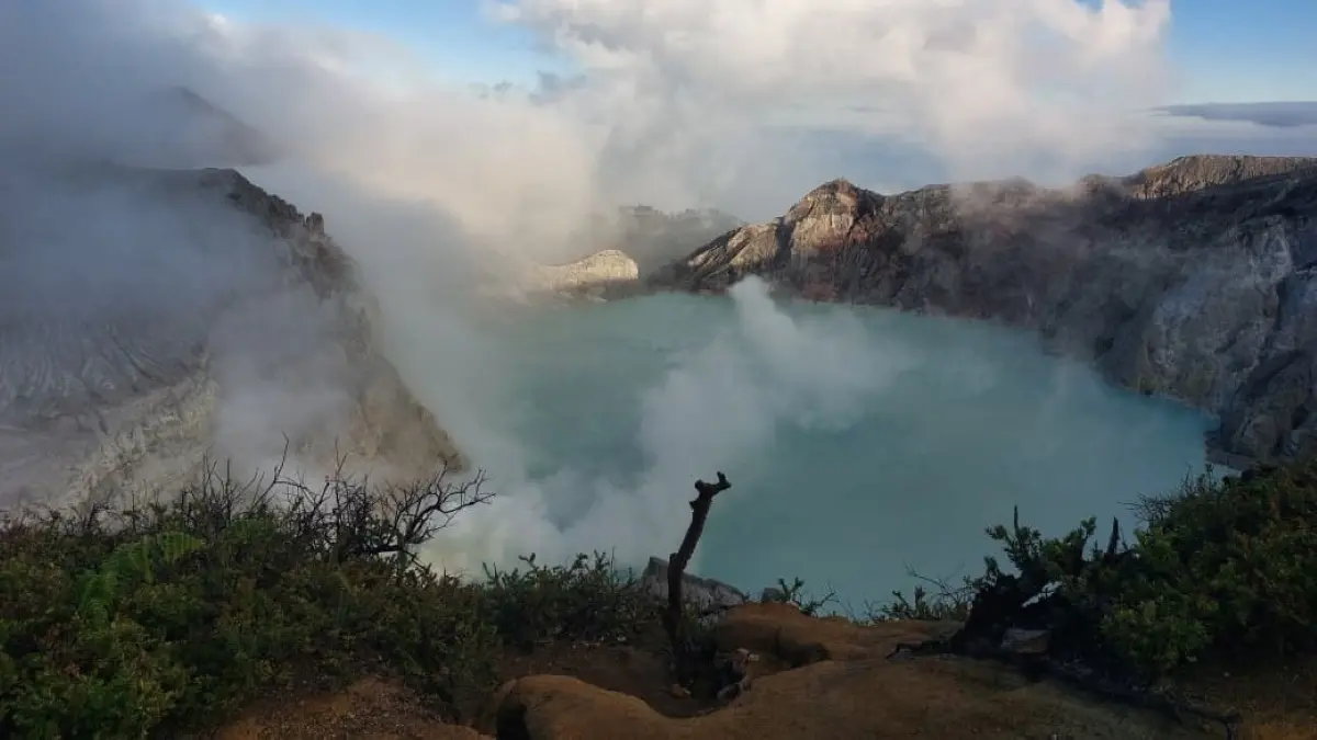 Kawah Ijen, salah satu destinasi wisata yang banyak dikunjungi oleh wisatawan domestik hingga mancanegara. (Mayang untuk Radar Banyuwangi)
