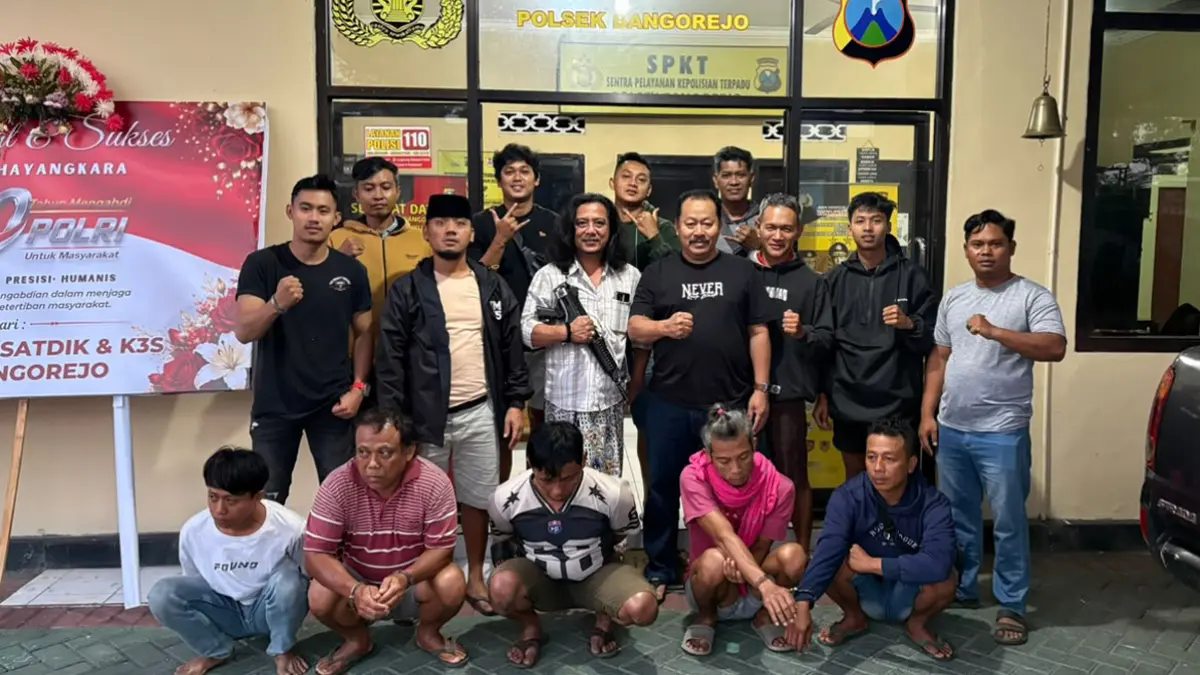 Lima pelaku pembalakan liar hutan jati petak 57 B di wilayah KPH Banyuwangi Selatan diamankan petugas gabungan, Sabtu (4/7). (Hariyanto for Radar Banyuwangi)