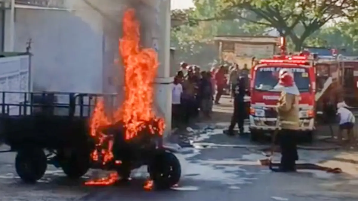 MEMBARA: Petugas Damkarmat Banyuwangi memadamkan Tossa yang terbakar di Jalan Belitung, Kelurahan Lateng, Sabtu pagi (4/7). (Damkarmat Banyuwangi)