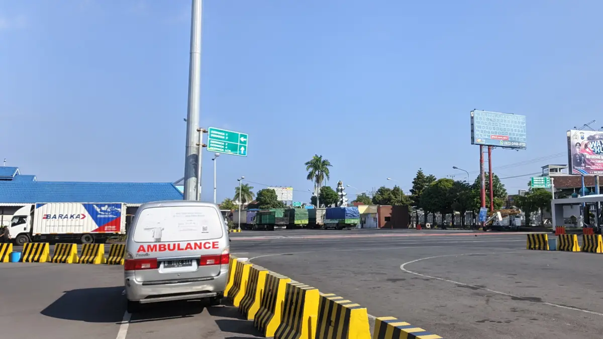 Meski libur sekolah, arus kendaraan di Pelabuhan ASDP Ketapang terpantau lancar pada pukul 14.00, Sabtu (4/7). (Ksatria Raya/Radar Banyuwangi)