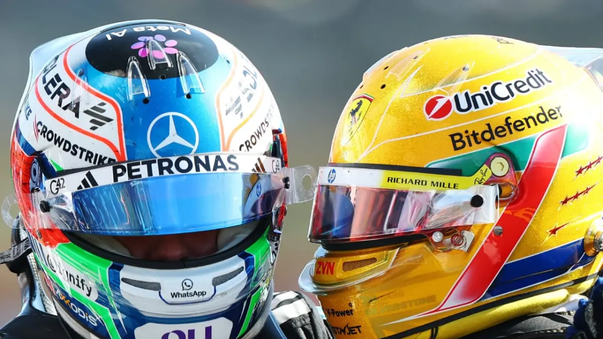Pembalap Mercedes, Kimi Antonelli (kiri) dan pembalap Ferrari Lewis Hamilton (kanan) pada saat Sprint Qualifying di Silverstone, Jumat (3/7/2026). (Instagram/F1)