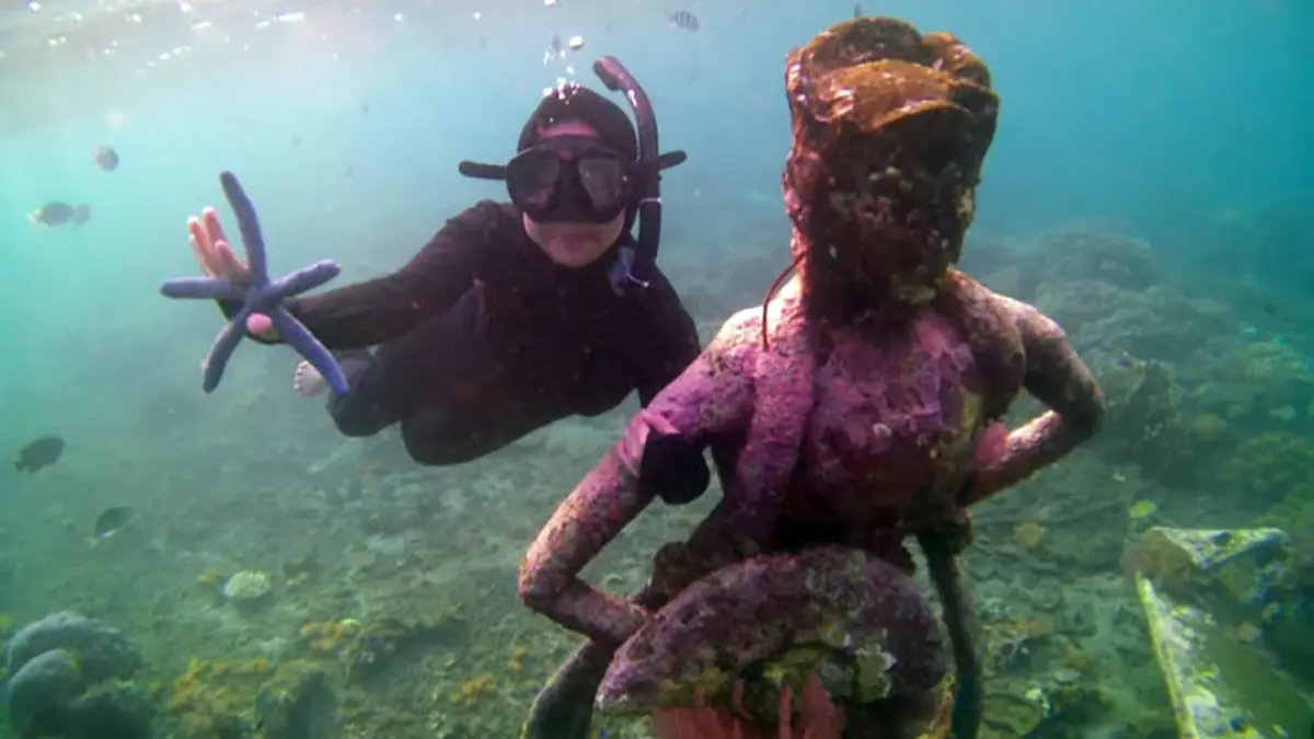 Pencinta snorkeling dan diving menikmati Bangsring Underwater Wongsorejo, Banyuwangi. (Anita Rahma for Radar Banyuwangi)