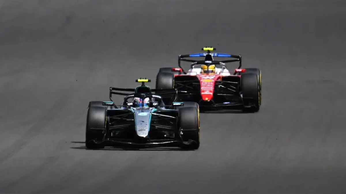 Persaingan ketat antara pembalap Mercedes, Kimi Antonelli, dan pembalap Ferrari, Lewis Hamilton pada Sprint F1 GP Inggris, yang digelar di Sirkuit Silverstone, Sabtu (4/7/2026).