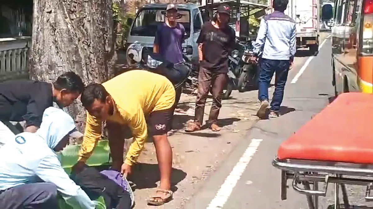 Warga membantu mengevakuasi korban pasca kecelakaan di jalan raya Desa Yosomulyo, Kecamatan Gambiran, Jumat (3/7). (Foto: Polsek Gambiran)