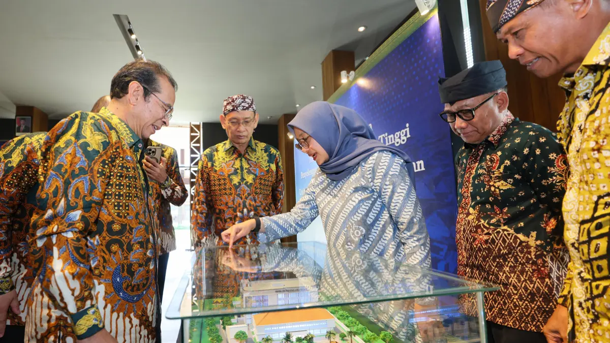Bupati Ipuk Fiestiandani, Wabup Mujiono, dan Sekkab Suyanto Waspo Tondo Wicaksono bersama jajaran Unair melihat maket gedung FIKKIA Unair Banyuwangi dalam rangkaian penandatanganan kerjanjian kerja sama antara Unair dan Pemkab di Surabaya pada Sabtu (4/7). (Humas Pemkab Banyuwangi)