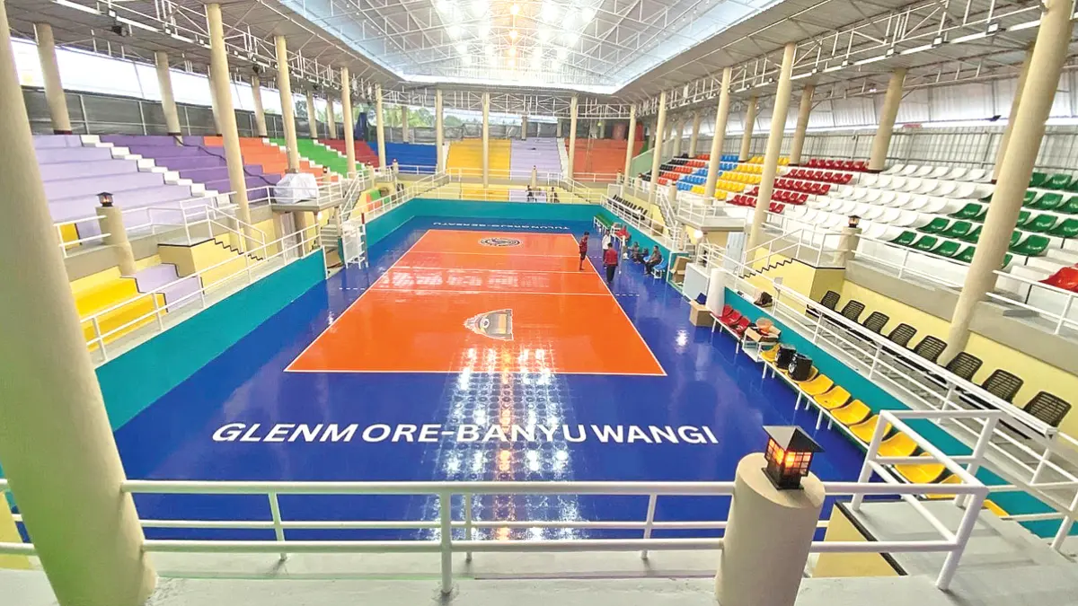 Area lapangan voli dilihat dari tribun atas GOR Sarana Olahraga (Sorga), Desa Tulungrejo, Kecamatan Glenmore. (Salis Ali/Radar Banyuwangi)