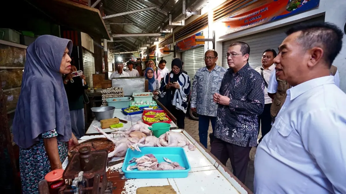 Asdep Stabilisasi Harga Pangan Kemenko Pangan Siradj Parwito (dua dari kanan) didampingi Asisten Perekonomian dan Pembangunan Pemkab Banyuwangi Suratno (kanan) mengecek harga bahan pokok di Pasar Rogojampi, Minggu (5/7). (Humas Pemkab Banyuwangi)