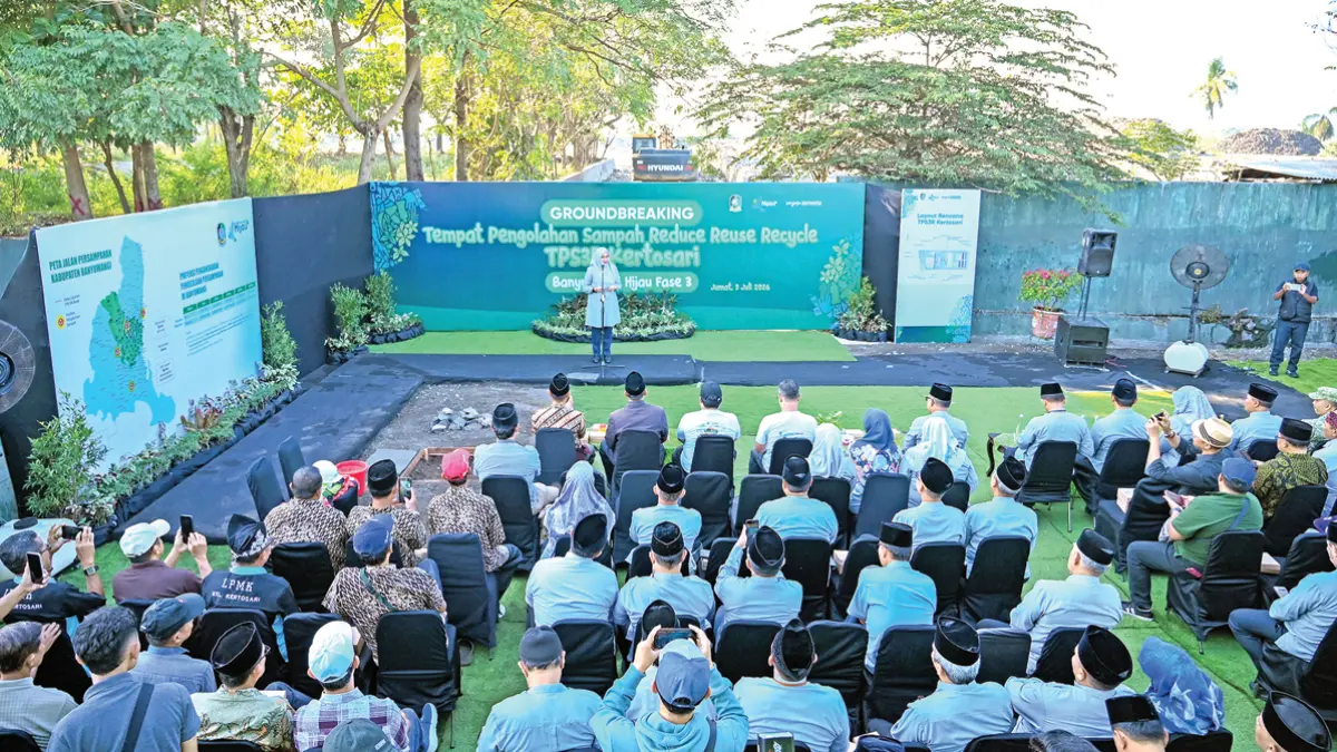 Bupati Ipuk Fiestiandani menyampaikan sambutan pada rangkaian prosesi peletakan batu pertama pembangunan TPS3R Kertosari pada Jumat pagi (3/7). (Ramada Kusuma/Radar Banyuwangi)