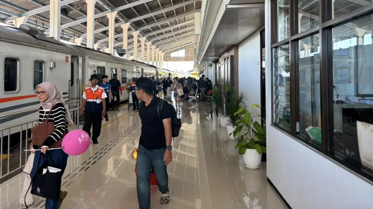 Keberangkatan penumpang Kereta Api Mutiara Timur di Stasiun Ketapang, Banyuwangi, Jawa Timur. (KAI)