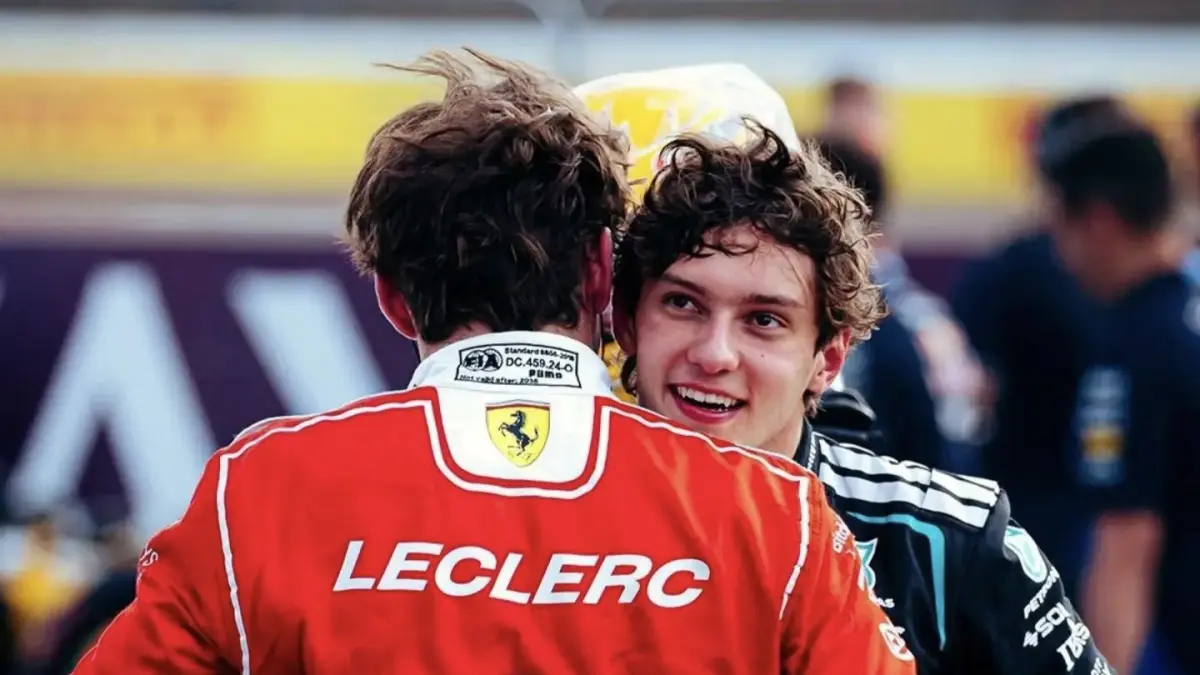 Pembalap Mercedes, Kimi Antonelli, memeluk pembalap Ferrari, Charles Leclerc, usai memperoleh pole position di kualifikasi F1 GP Inggris, Sabtu (4/7/2026). (Mercedes-AMG F1)