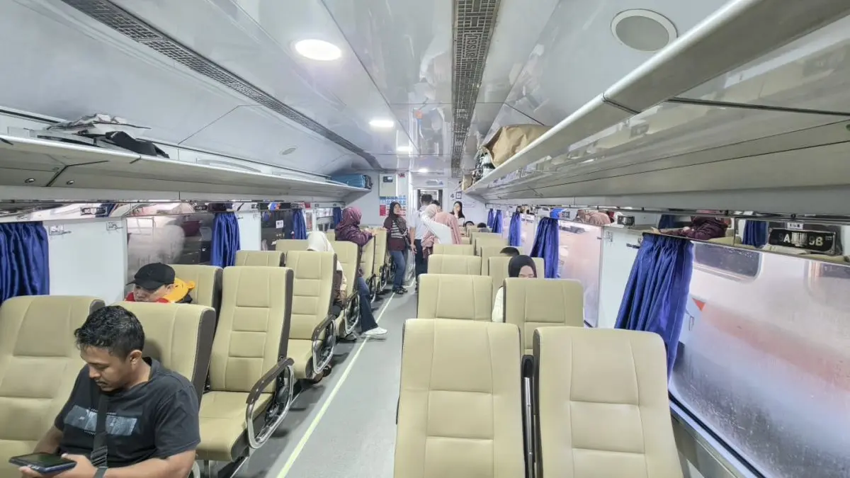 Penumpang di dalam Kereta Api Rajabasa. (Antara)