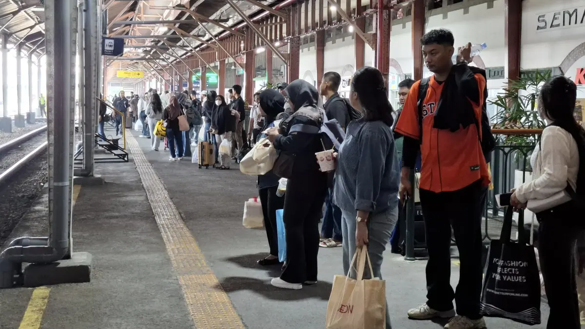 Penumpang menunggu kedatangan kereta api di Stasiun Semarang Tawang, Jawa Tengah. (KAI)