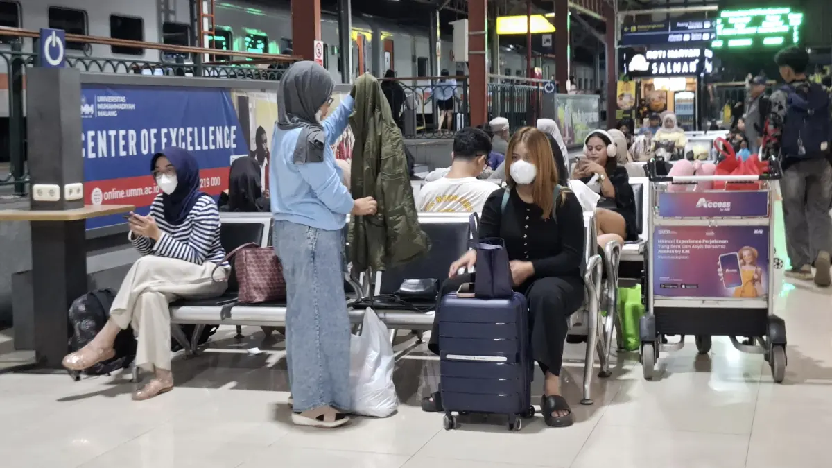 Penumpang menunggu kedatangan kereta api di Stasiun Semarang Tawang. (KAI)