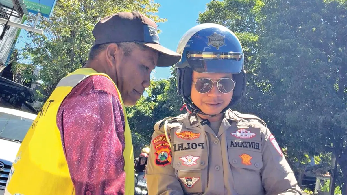 Personel Sanlantas Polresta Banyuwangi memberikan pembinaan kepada juru parkir liar di wilayah Kelurahan Kertosari, Kecamatan Banyuwangi, Minggu (5/7). (Foto: Satlantas Polresta Banyuwangi)