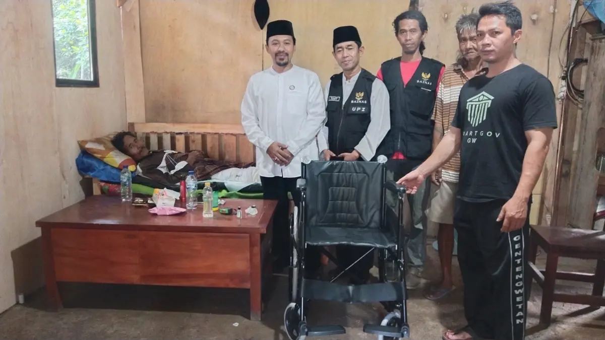 Poniman mendapatkan bantuan kursi roda dari Baznas Banyuwangi. (Foto: Baznas Banyuwangi)